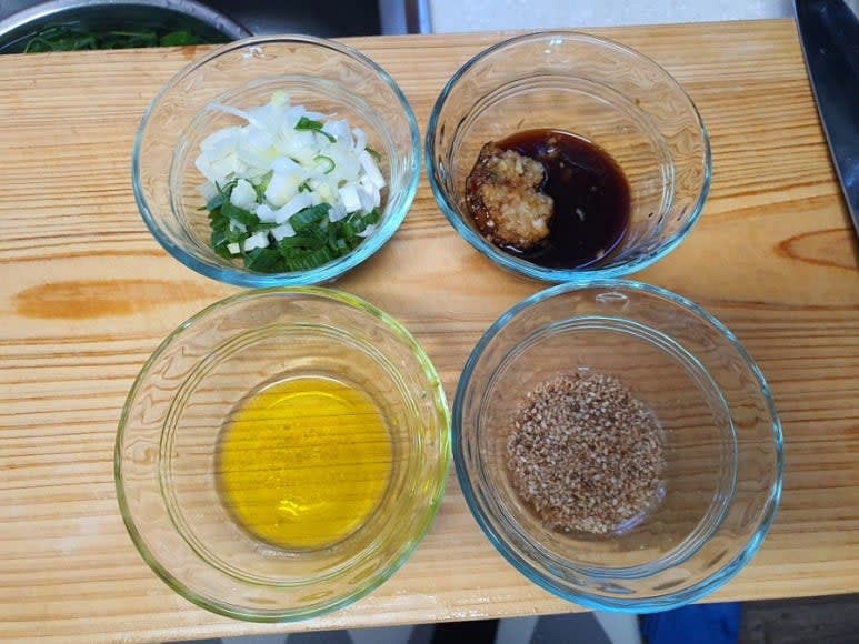 밑간용 국간장 2큰술, 참치액 1큰술, 다진마늘 반큰술, 매실액 1큰술을 섞어주고 대파는 잘게 썰어둔다