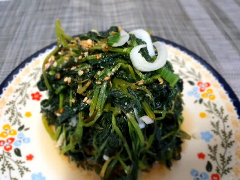 볶은 깻잎순을 접시에 담고 통깨를 뿌려 완성합니다.