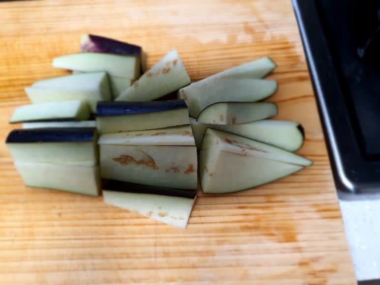 가지를 깨끗이 씻고 꼭지를 자른 후 먹기 좋은 크기로 썰어 준비합니다.