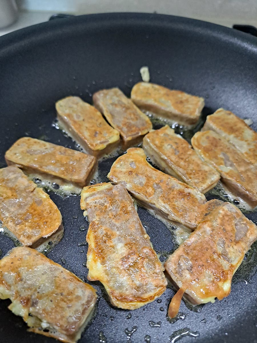 계란을 풀어 소금,맛술,다진마늘 더해 도토리묵에 계란옷 입혀 오일두른팬에 노릇하게 구워줍니다.