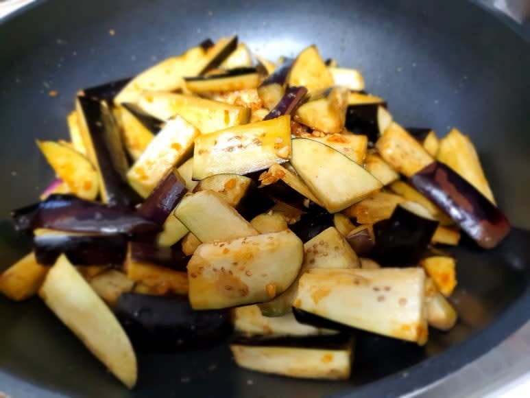 기름 두른 팬에 가지를 넣고 센 불에 볶아준다.