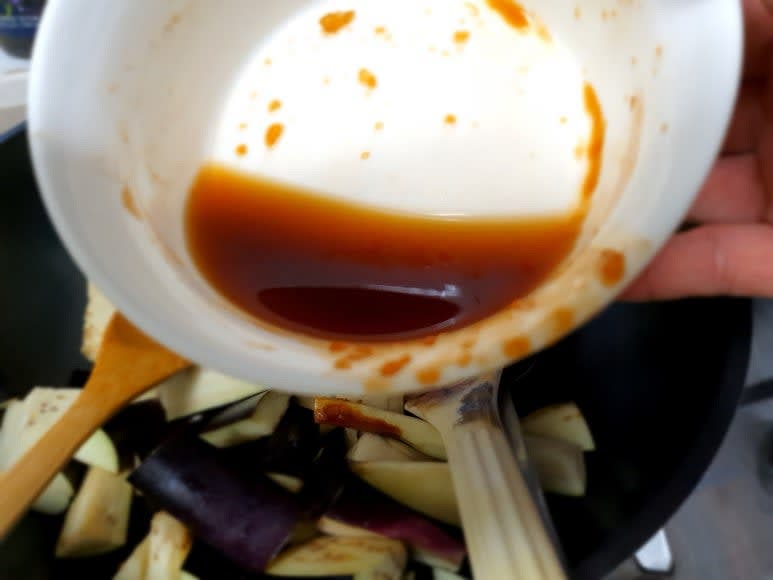 가지가 숨이 살짝 죽고 수분이 약간 생기면 양념을 넣어준다.