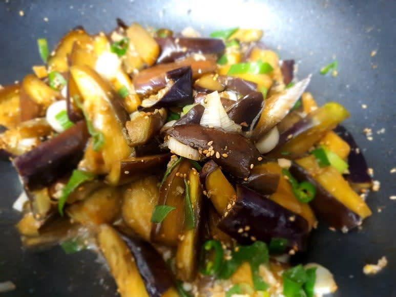 거의 볶아졌다 싶으면 올리고당 1큰술, 설탕 1큰술, 대파, 고추를 넣고 간을 본 후 들기름과 통깨로 마무리 한다.