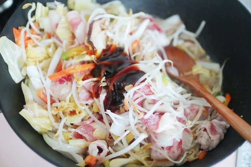 썰어놓은 야채를 넣고 한번 기름에 볶아준 뒤 숨이 조금 죽었을 때 차돌을 넣고 굴소스 2T, 다진마늘 0.5T 넣어준뒤 볶아준다.
