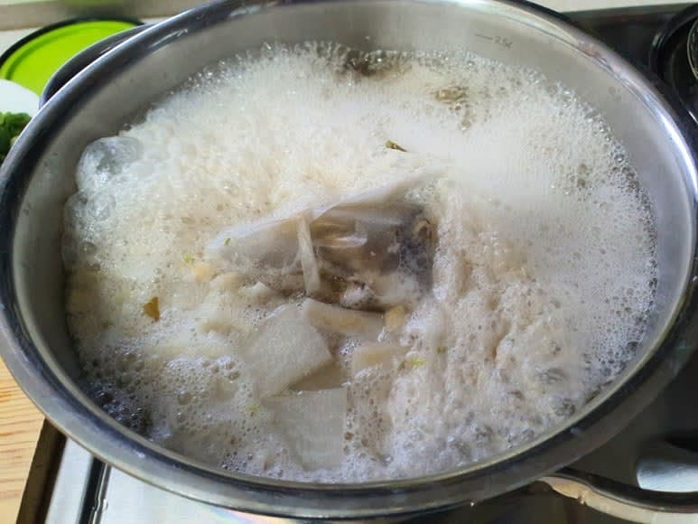 다시마는 육수가 끓어오르면 건져뒀다 고명으로 쓴다.