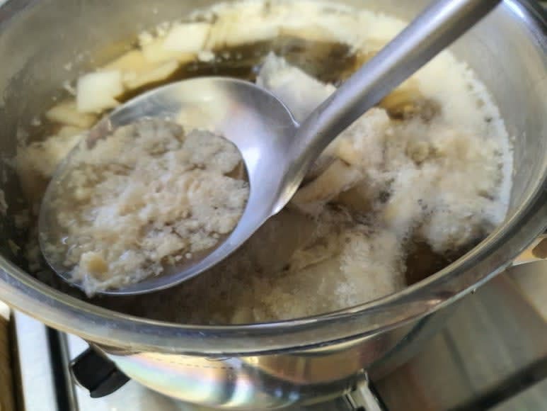 국간장과 참치액을 넣고 끓여주시고 거품이 올라오면 국자로 가볍게 건져준다.