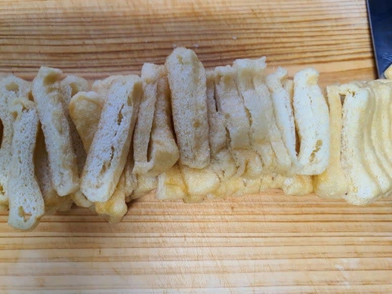 유부를 끓는 물에 한번 데친 후 무와 함께 먹기 좋은 크기로 썰어둔다.