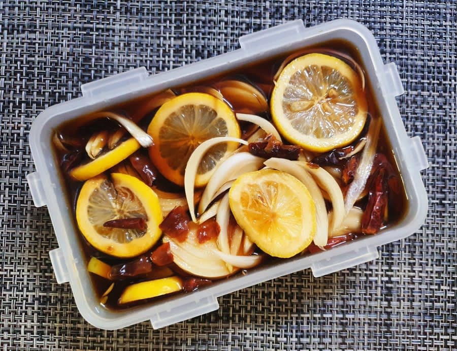 바로 아보카도장과 계란을 밥에 넣고 비벼먹어봤어요! 참기름과 와사비도 살짝 넣어줬어요.