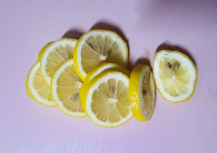세척한 레몬은 슬라이스해서 잘라주세요.
