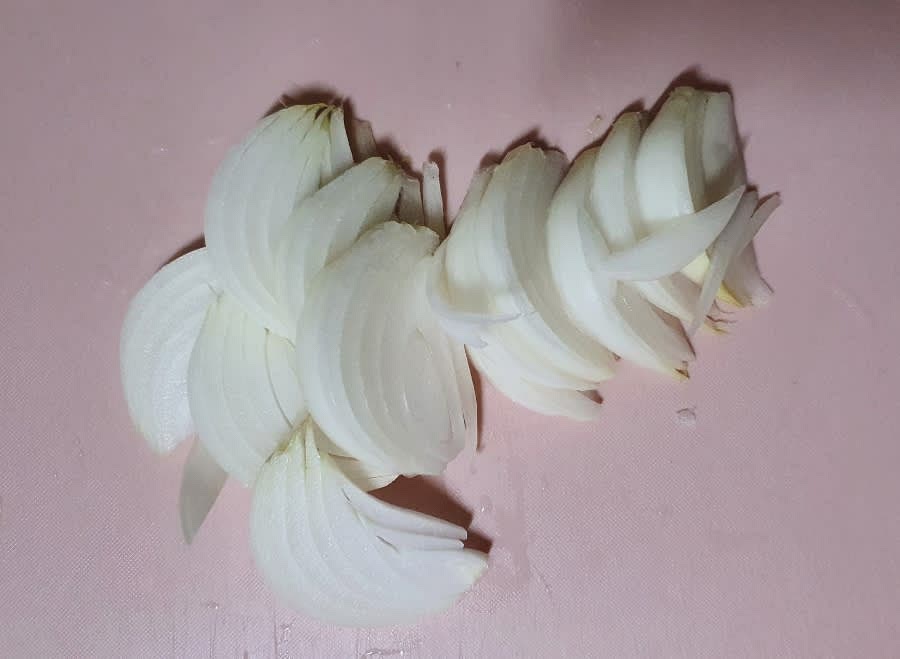 양파 반개도 채 썰어서 준비해 주세요.