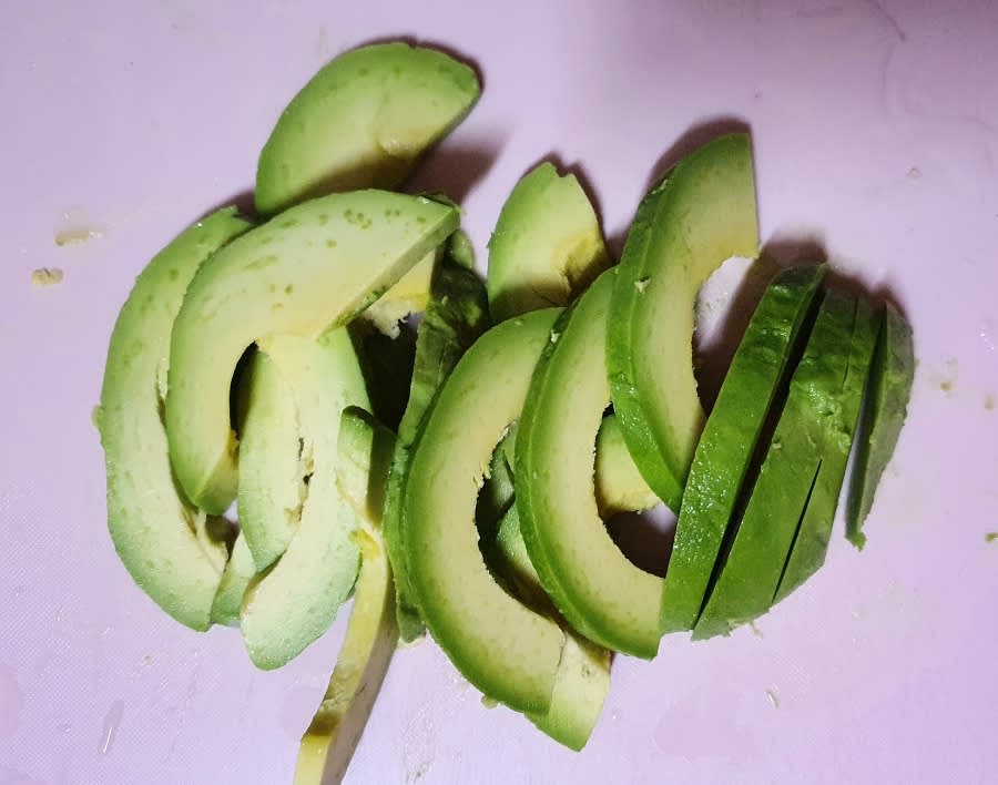 아보카도장에 들어갈 아보카도를 슬라이스해서 썰어주세요. 본인이 원하는 두께로 썰면 되요.