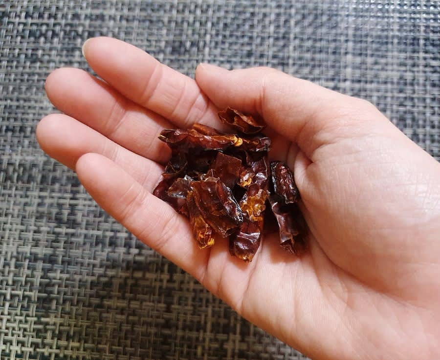 아보카도장에 이것만 넣을까 하다가 살짝 매콤하면 더 맛있을 것 같아서 베트남고추도 한 줌 넣어주었어요. 베트남고추 대신 청양고추를 넣어 줘도 좋아요.