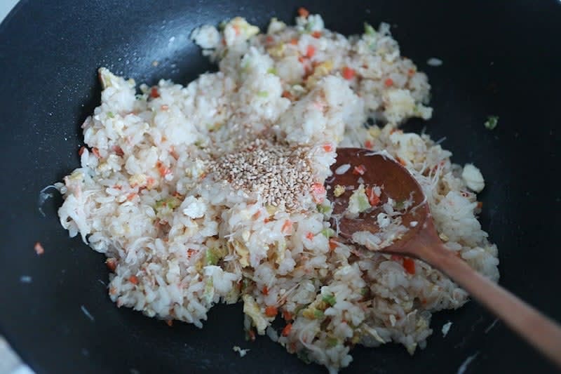 찬밥을 넣고 굴 소스 1T 넣고 잘 섞어 볶아준다.
잘 볶아지면 참기름, 참깨를 넣고 마무리!!