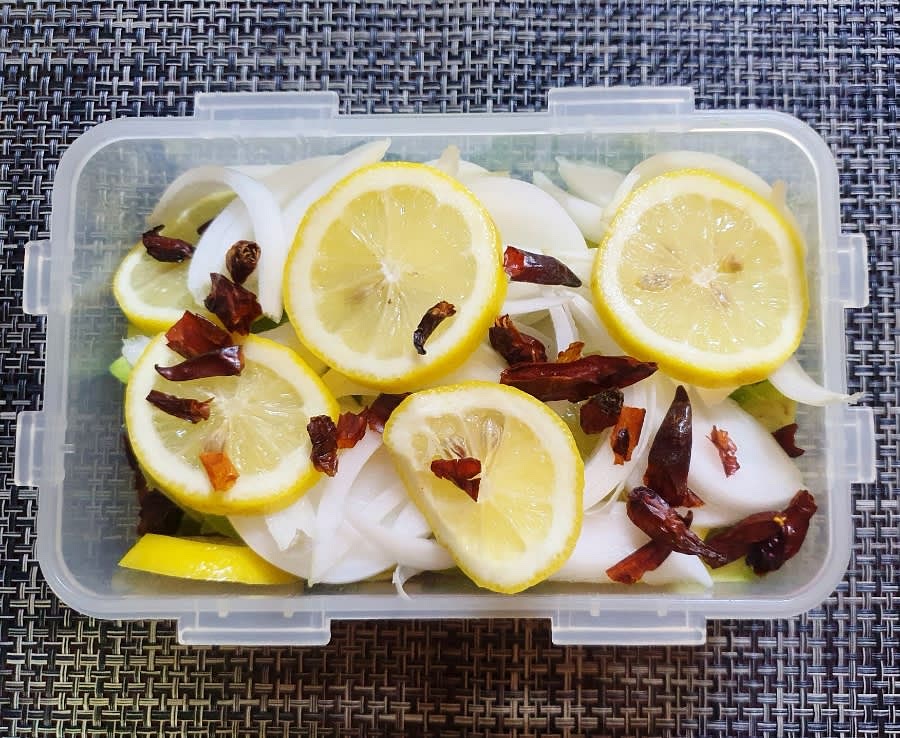 물 250ml, 진간장 150ml, 설탕 3T를 그릇에 넣고 설탕이 녹을 때까지 섞어주세요. 아보카도장은 간장을 끓이지 않아도 되요.