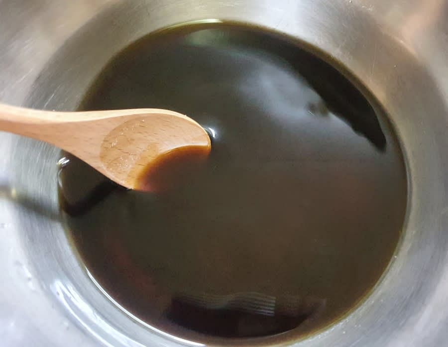 만들어 놓은 간장물을 재료들 위에 잘 부어주기만 하면 되요. 그리고 냉장고에서 하루 숙성시킨 후에 먹을 수 있어요.