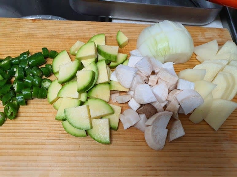 채소들은 먹기 좋은 사이즈로 썰어주세요.