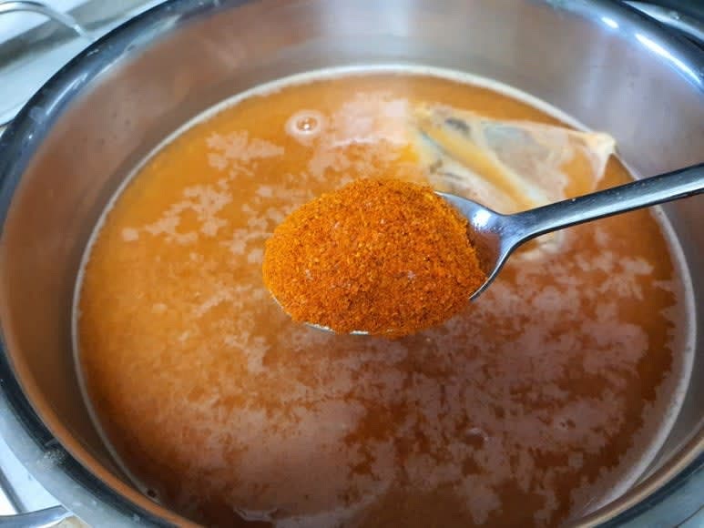 물이 끓으면 불을 줄이고 5~7분 정도 더 끓여주세요.