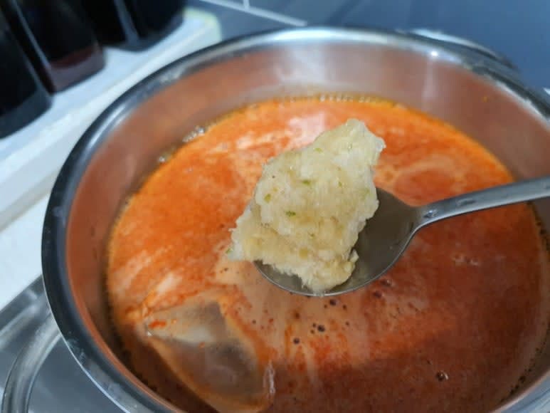 다진 마늘과 고춧가루 1큰술을 넣고 대파와 두부를 제외한 모든 채소를 넣어 주세요.