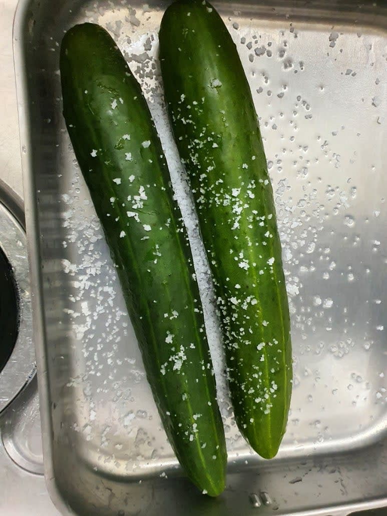 오이는 굵은 소금으로 씻어 필러로 껍질을 대충 벗겨준다.