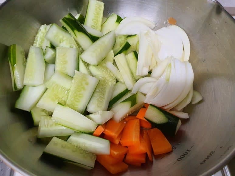 먹기 좋은 크기로 오이, 당근, 양파를 편한대로 썰어준다. (당근, 양파 선택)