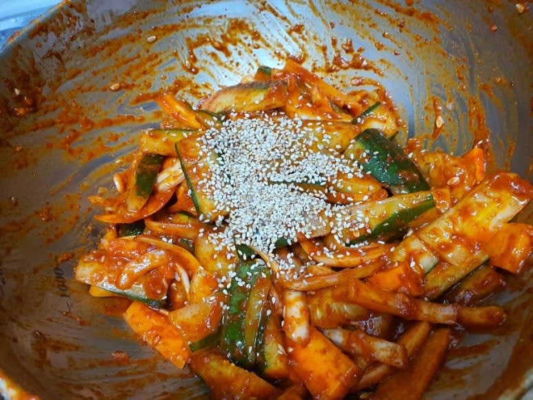 통깨를 뿌리고 맛있게 먹는다.