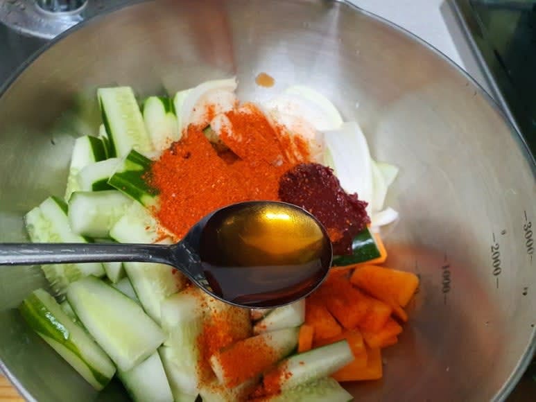 분량의 양념을 넣어 무쳐준다. (양파나 당근이 빠질 경우 소금을 줄여주세요)