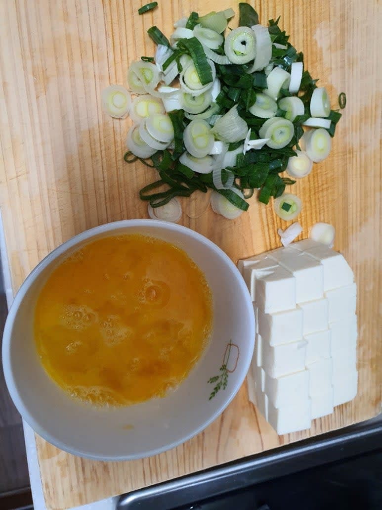 무는 나박 썰고, 두부는 먹기 좋은 크기로, 파는 어슷 썰고, 계란은 잘 풀어서 준비한다.