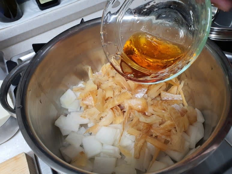 냄비에 황태와 무를 넣고 참기름 4큰술을 넣어 2분 정도 볶은 후 청주(소주)를 넣고 살짝 더 볶아준다.