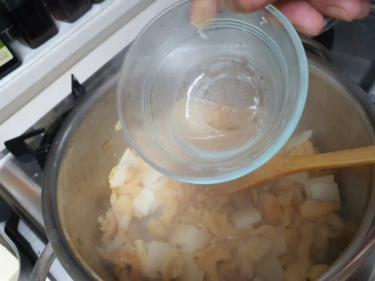 쌀뜨물과 사골육수를 붓고 다진마늘, 국간장 2큰술을 넣은 후 끓여준다. (끓고 나서 거품 걷어내기)