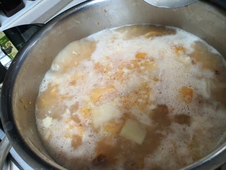 센 불에서 끓이다가 끓고 나면, 10여분 정도 약한 불에서 조금 더 끓여주면 진한 황태 맛이 우러나온다.