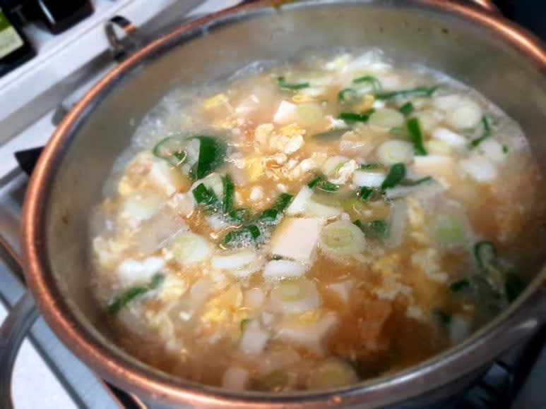 계란물을 냄비 가장자리로 돌려 넣어주고 중약불에서 잠시 둔 뒤, 두부, 파, 소금을 넣어 마무리한다.