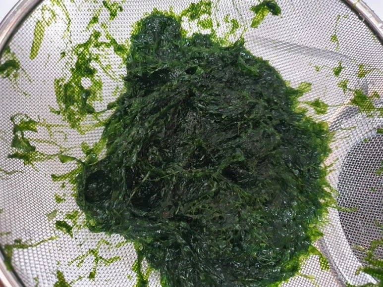 파래는 천일염 약간을 넣고 바락바락 문질러 씻어 불순물을 제거해 준 뒤 헹궈 체반에 받쳐둔다.