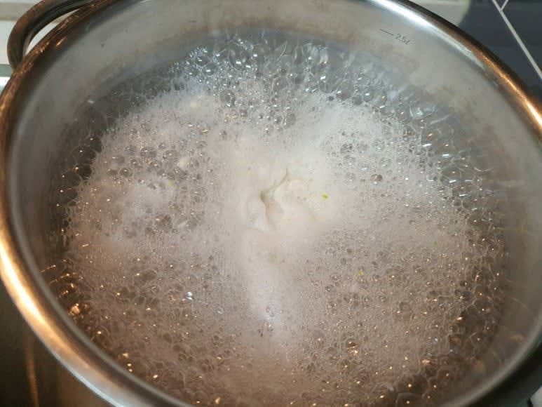 냄비에 약간의 물을 붓고 올리고당 1큰술, 매실액 1큰술, 다진마늘 1큰술을 넣고 끓이면 거품이 일어난다. 이때 바로 불을 끄고 씻어둔 파래에 골고루 끼얹어 준다.