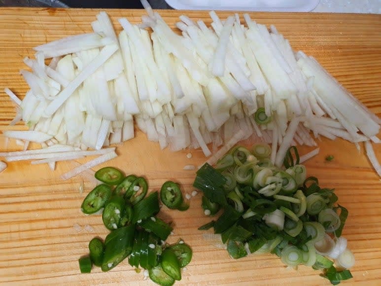 무는 채썰고 대파는 송송 썰어둔다.