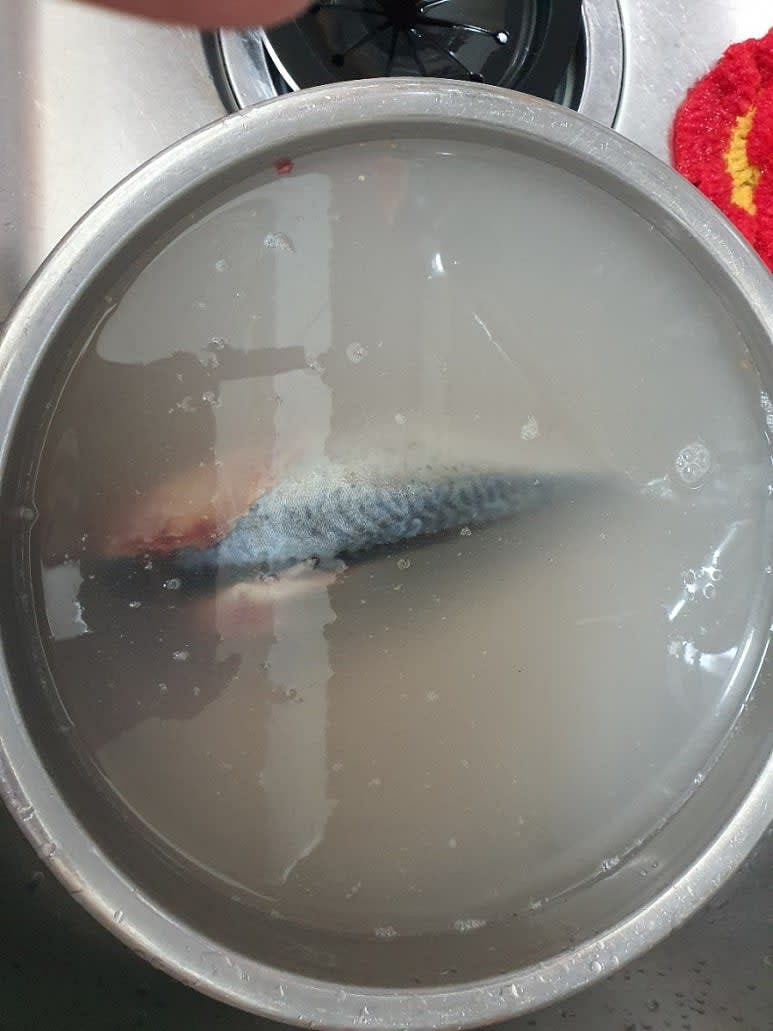 고등어는 내장을 손질하고 깨끗하게 씻어 쌀뜨물에 잠시 담궈둔다. (비린내 제거 목적)