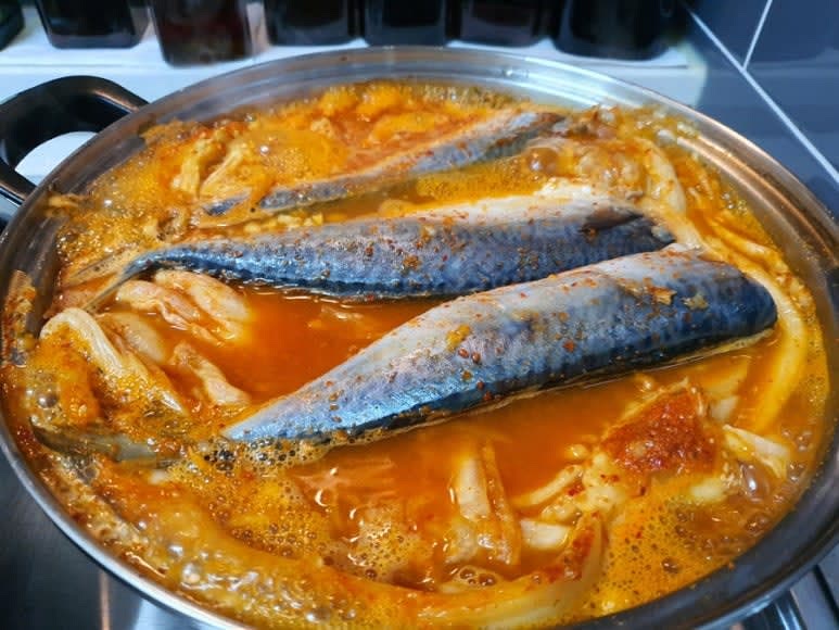 팔팔 끓으면 중약불로 줄이고 맛술(청주 또는 소주)을 넣고 10~15분 정도 더 끓여준다.