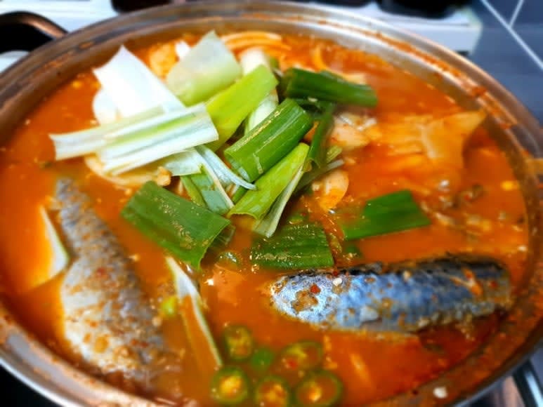 파는 길게 썰고, 양파는 적당한 크기로 썰어서 함께 마무리한다.