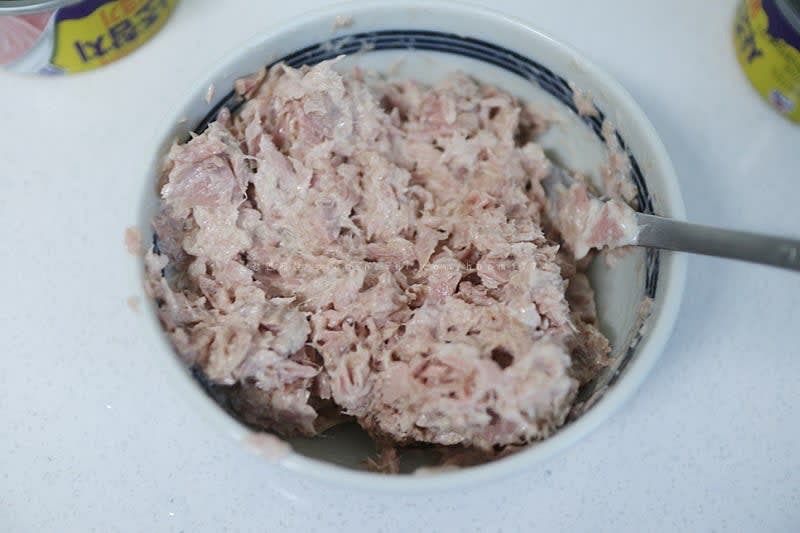 참치 캔 1개를 기름을 제거해 준 뒤, 마요네즈 1T를 넣어서 잘 버무려준다.
아이는 참치마요를 해서 참치 2캔을 했더니 양이 많아 보이는 것~ㅋ