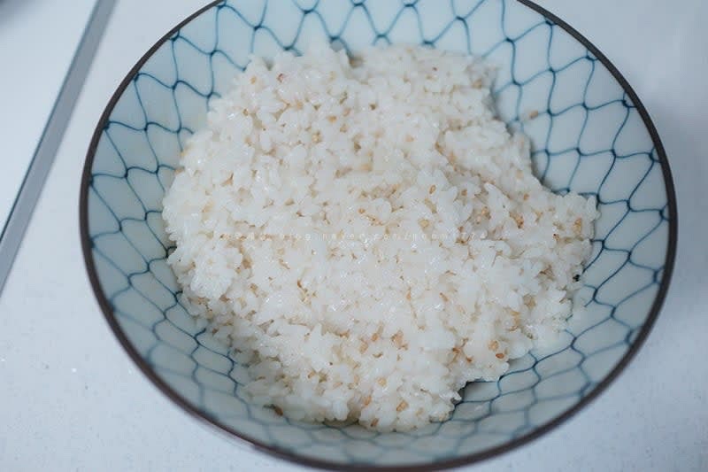 밥 한 공기에 참기름 1T, 깨 0.5t, 소금 조금을 넣고 잘 버무려준다.