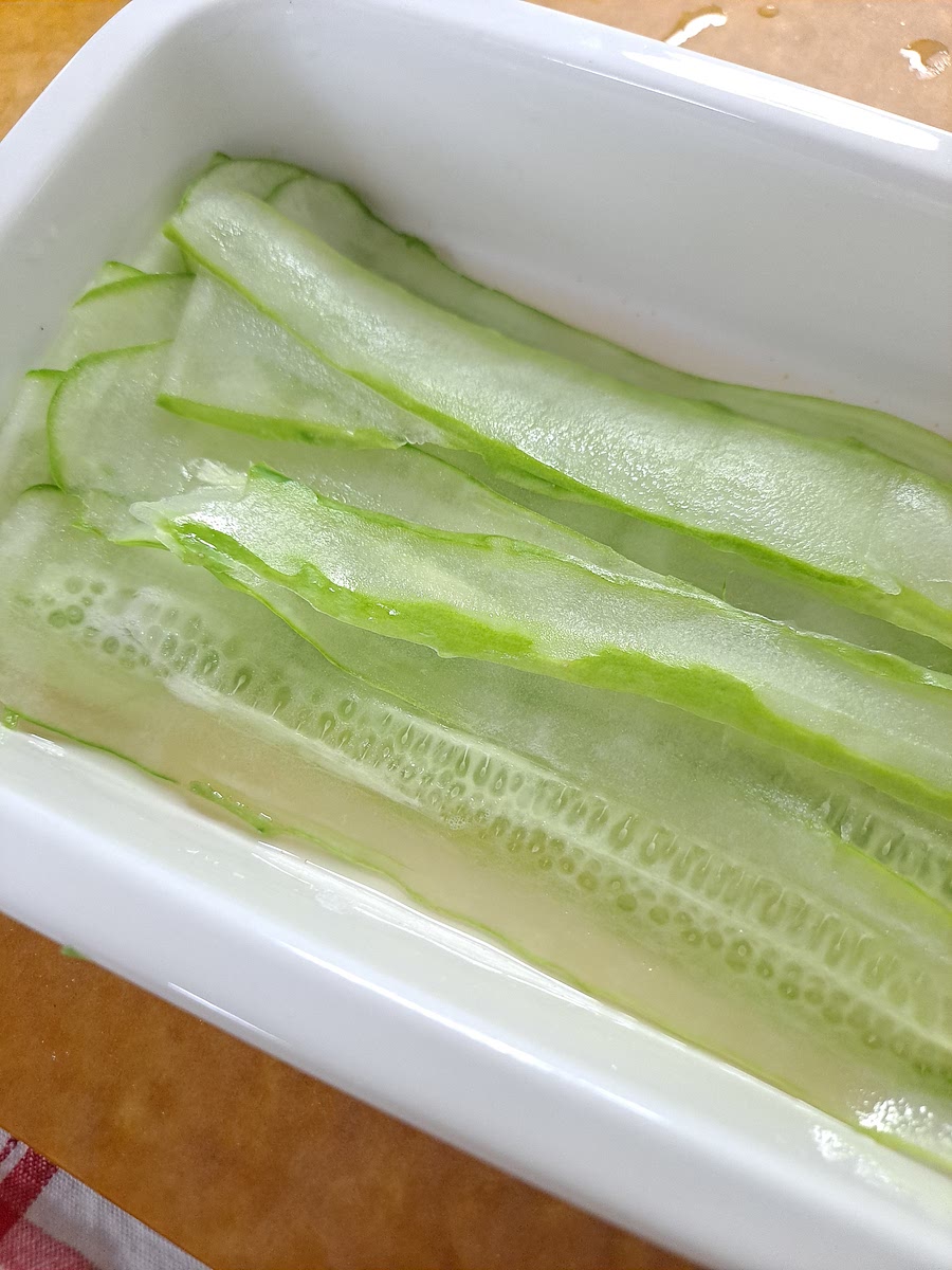 양파는 채썰기,크래미는 결대로 찢어주고 오이는 길게 저며썰어 분량의 오이절임촛물 만들어 잠시 절여둡니다.