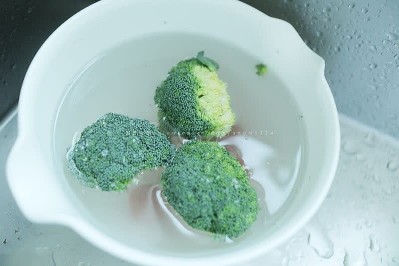 브로콜리,방울토마토,마늘 등을 깨끗하게 세척해줍니다.