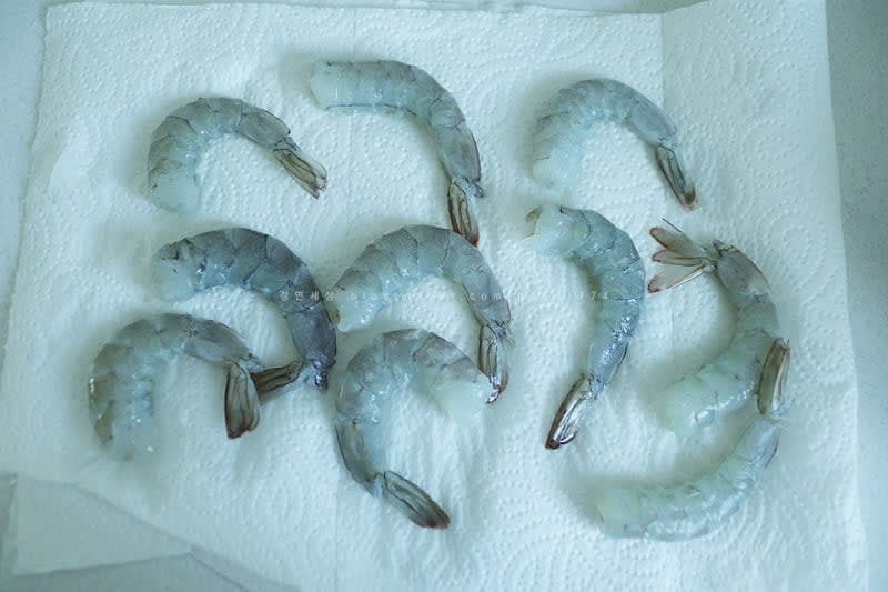 세척한 새우를 키친타올에 올려두고 물기를 제거해 준 뒤 소금후추를 넣고 밑간을 해준다.