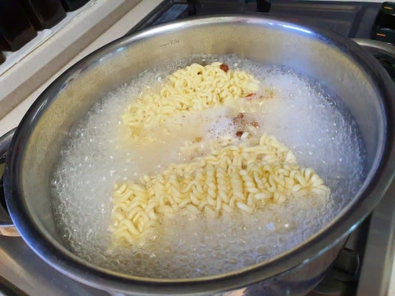 냄비에 물을 끓이고, 팔팔 끓으면 불닭볶음면과 짜파게티 면을 함께 넣어 4분 30초 동안 삶아주세요.