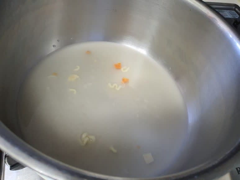 면이 다 익으면 면만 건져내고, 면수는 약간 남기고 버립니다.