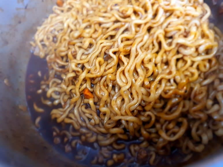 약불에서 잠깐 더 볶아가며 간을 조절한 후 접시에 담아냅니다.