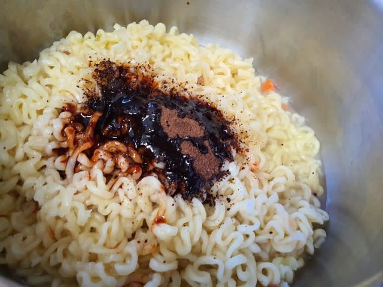 냄비에 다시 면을 넣고, 불닭볶음면 소스와 짜파게티 스프를 넣어 잘 비벼줍니다.