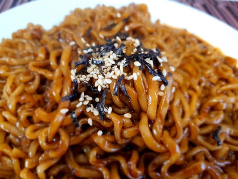 마무리로 불닭볶음면의 후레이크 스프와 참깨를 뿌려 완성합니다.