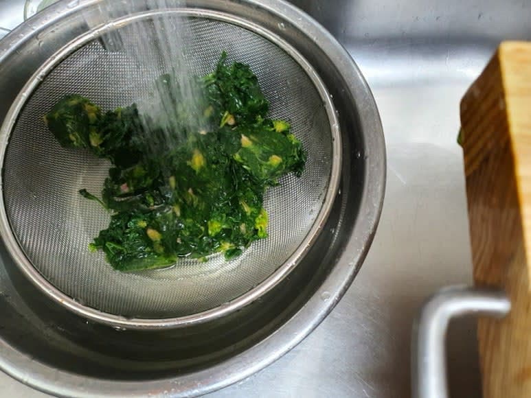 시금치는 끓는 물에 소금 1큰술을 넣고 30초간 데친 뒤 찬물에 헹궈 꼭 짜주세요.