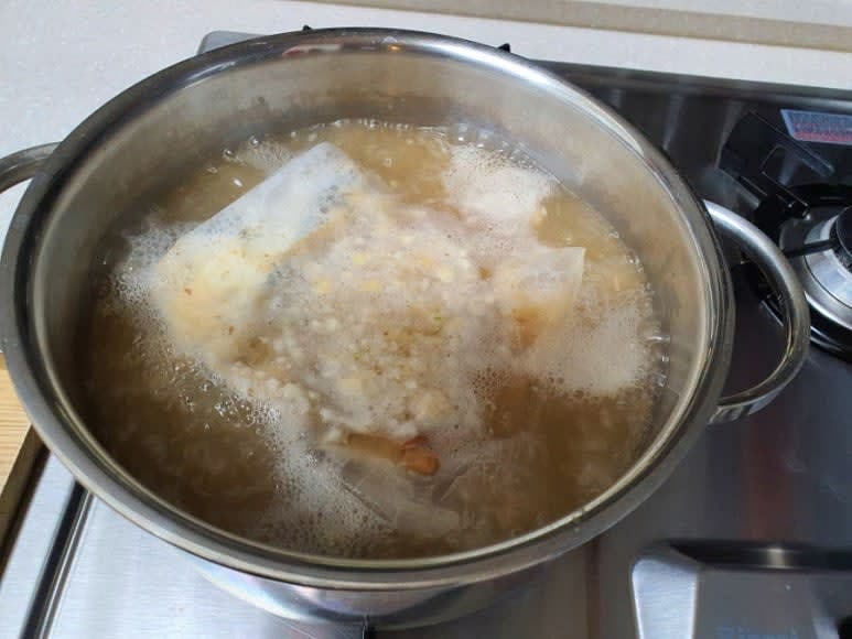 물이 끓으면 불을 줄이고 10분간 더 끓여줍니다.