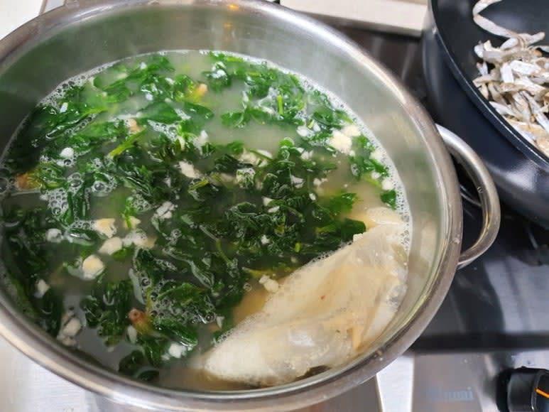시금치를 넣고 한 번 더 끓여주며 간을 보고 소금으로 부족한 간을 맞춥니다. (육수팩은 건져내세요.)